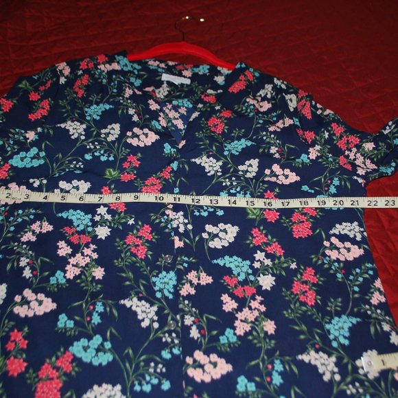 3/$30 - Floral V-neck Button-up Blouse - L - Picture 8 of 12